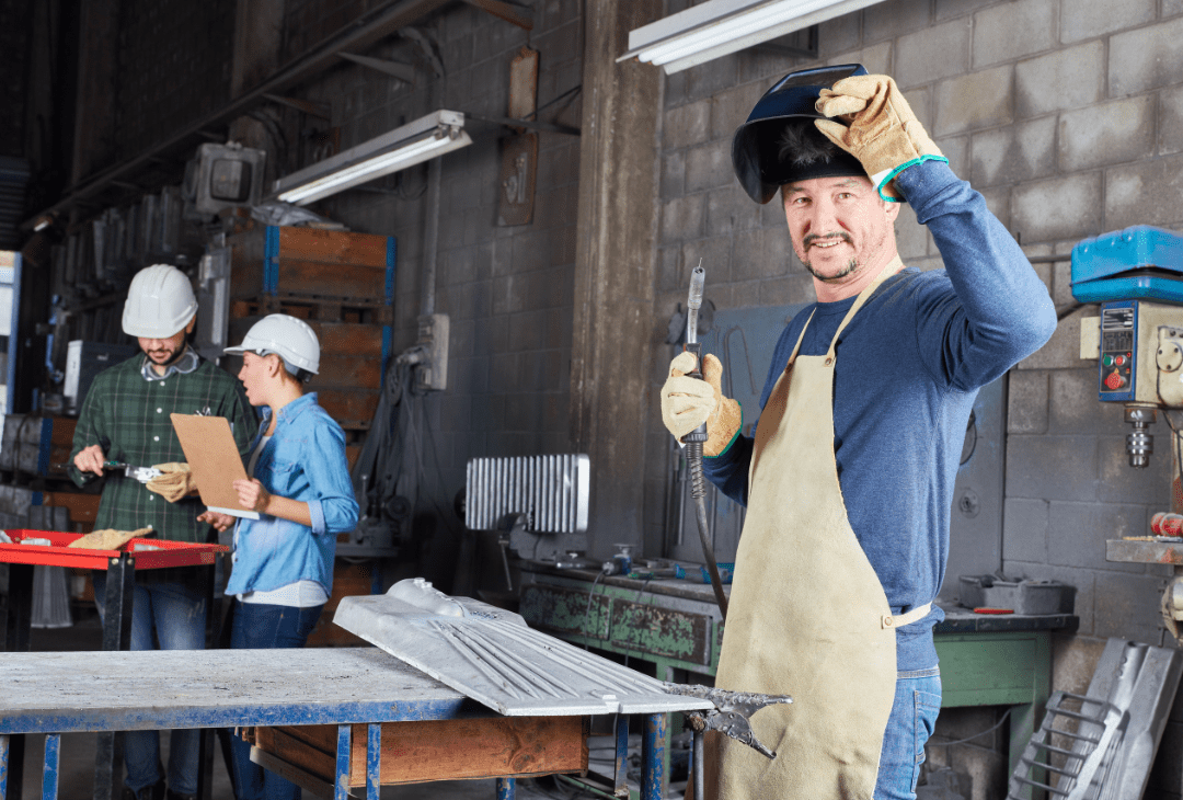 Djobeurs soutenant les travailleurs spécialisés pour améliorer la productivité en usine.