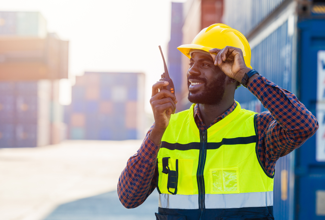 Travailleur nouvel arrivant au Québec effectuant une mission courte dans une PME locale
