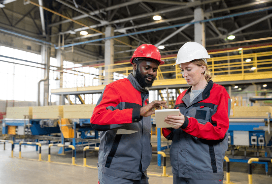 Machiniste au travail dans une usine manufacturière au Québec, concentré sur des tâches à haute valeur.
