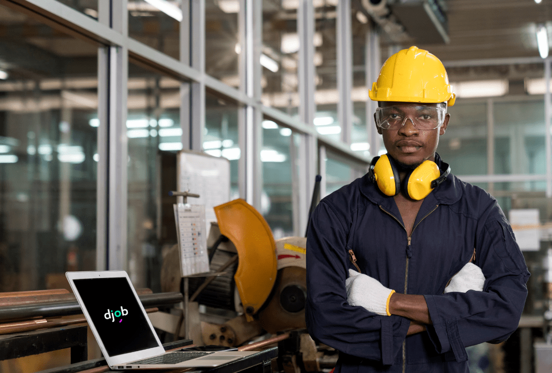 Travailleur autonome au Québec choisissant ses mandats dans une application mobile