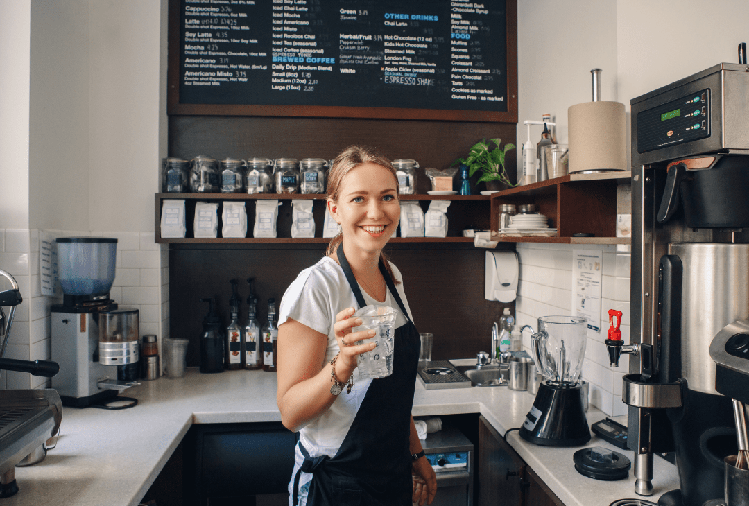 Étudiant jonglant entre études et travail flexible dans un café