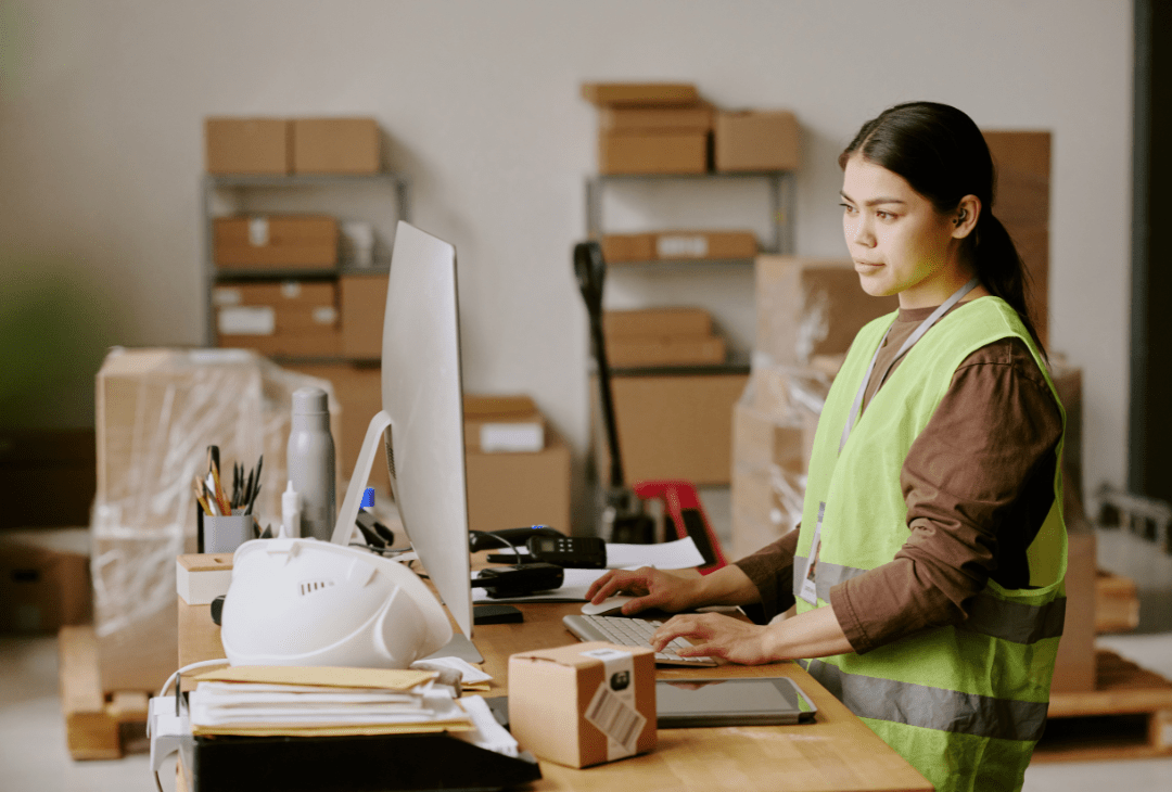 Directeur RH consultant un tableau d’horaires flexibles pour son équipe temporaire.