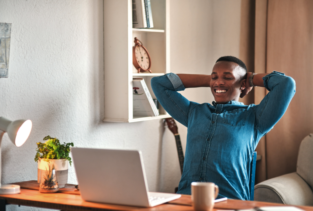 Travailleur autonome réfléchissant à sa dépendance économique envers un seul client